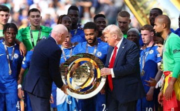 切尔西众将傻眼！特朗普颁奖后硬占C位不离开，外媒直言：尴尬又荒唐